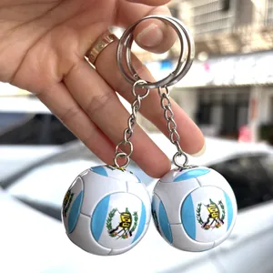 Nahaufnahme von Guatemala-Flaggen-Fußball-Schlüsselanhängern mit Metallketten