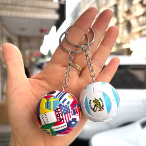 Detailansicht der Fußball-Schlüsselanhänger mit Nationalflaggen und Wappen