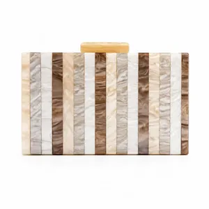 Pochette de soirée chic en acrylique rayé champagne avec texture marbre et fermoir doré