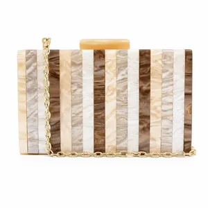 Pochette de soirée en acrylique à rayures champagne avec texture marbre et chaîne