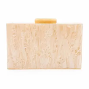 Vue détaillée de l'élégante pochette en acrylique crème à motif marbre avec fermoir