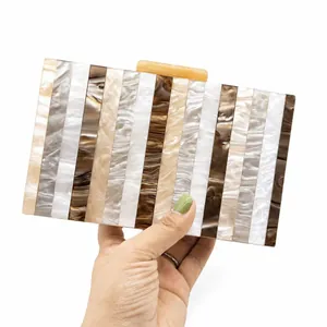 Pochette de soirée en acrylique à rayures champagne avec détails de texture marbrée
