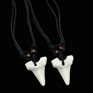 Collier Pendentif Dent de Requin Tribal pour Hommes Femmes Charme en Résine Imitation Os Perles de Bois Cordon Tressé Noir Bijoux
