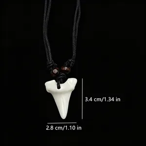 Collier avec imitation dent de requin, perles en bois et cordon tressé, dimensions