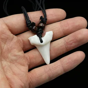 Collier avec pendentif dent de requin, perles en bois et cordon tressé noir pour hommes et femmes