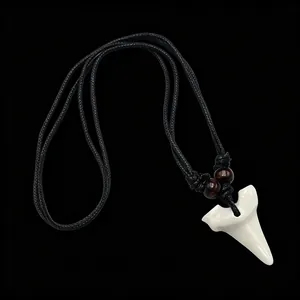 Pendentif dent de requin tribal avec perles en bois sur cordon noir réglable