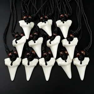 Détails des colliers dents de requin avec perles en bois sur cordons tressés noirs