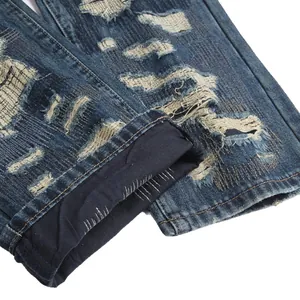 Jean droit bleu foncé avec patchs vintage et détails déchirés de style industriel et urbain