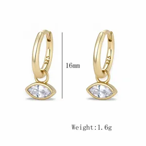 Dettaglio di orecchini huggie in argento 925 dorato con zirconi dal taglio marquise