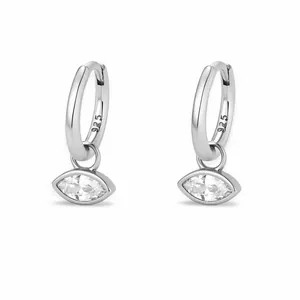 Dettaglio degli orecchini a cerchio in argento S925 con zircone dal taglio marquise