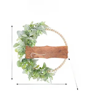 Détail de la couronne en bois avec feuilles d'eucalyptus et panneau de bienvenue