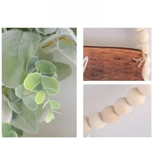 Détails de feuilles d'eucalyptus, de perles en bois et d'un panneau en bois à texte blanc