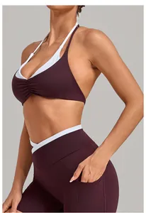 Detail der High-Waist Yoga-Leggings mit V-Bund in Kontrastfarben und praktischer Seitentasche