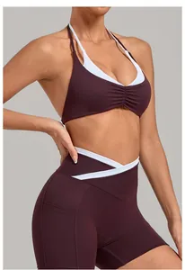 Detail der High-Waist Yogahose mit weißem V-Kreuzbund und praktischen Seitentaschen
