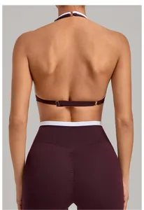 Detailansicht des Neckholder-Sport-BHs und der High-Waist-Leggings in tiefem Lila