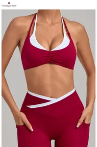 Details des sport bhs in retro-rot und weiß mit neckholder und gerafftem brustteil