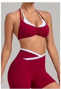 Detailansicht des V-förmigen hohen Bundes und der weinroten Kontrastnähte an Sport-Leggings