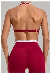 Rückansicht des rückenfreien burgunderroten Sport-Sets mit Halter-Metallring-Detail