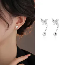 Makroansicht eleganter silberner Schmetterlingsohrringe mit Zirkonia auf weißem Hintergrund