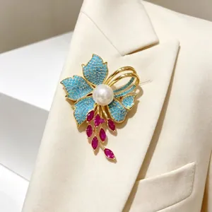 Spilla di perle vintage francese con iris turchese e gemme rosse su blazer beige