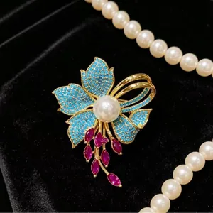 Spilla iris vintage francese con turchese, perla bianca e pendenti in pietre rosse