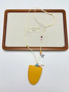 Détail du collier porte-lunettes en cuir jaune avec étoiles de mer et perles