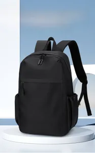 Detailansicht eines schwarzen Rucksacks mit großer Kapazität und atmungsaktiven Trägern