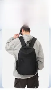 Detail eines schwarzen Schulrucksacks mit großem Fassungsvermögen für Schüler mit Fachaufteilung