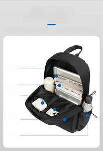 Innenansicht des schwarzen Rucksacks mit Fächern für Laptop und Schulmaterialien mit viel Platz