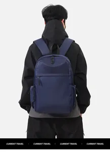 Rückansicht des dunkelblauen Rucksacks mit gepolsterten Trägern und Reißverschlussfach