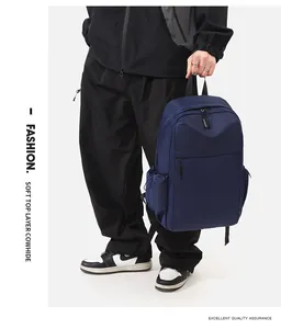Detailansicht des geräumigen Hauptfachs und robusten Reißverschlusses am blauen Rucksack