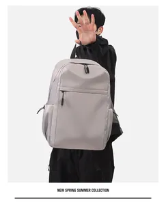 Vorderansicht eines minimalistischen wasserdichten Nylon-Rucksacks mit Reißverschlusstaschen