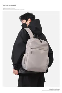 Detailansicht eines minimalistischen hellgrauen wasserdichten Laptops-Rucksacks für Herren