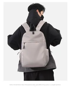 Rückansicht eines grauen wasserdichten Rucksacks für Herren auf weißem Hintergrund