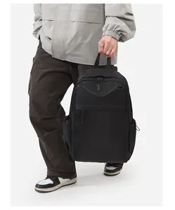 Detailansicht eines langlebigen schwarzen Laptop-Rucksacks mit Kordelzug-Seitentaschen