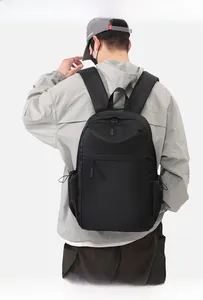 Rückansicht eines schwarzen wasserdichten Rucksacks mit Seitentaschen, am Model gezeigt