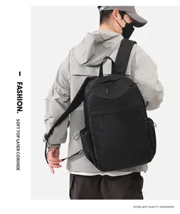 Herren Rucksack aus schwarzem Rindsleder mit mehreren Reißverschlussfächern am Modell