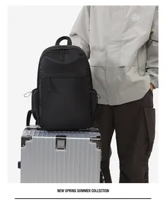 Langlebiger schwarzer 16-Zoll-Laptop-Rucksack auf einem silbernen Metallkoffer für Reisen