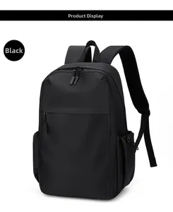 Detail der ergonomischen Netzschultergurte und Seitentaschen mit Kordelzug am schwarzen Rucksack