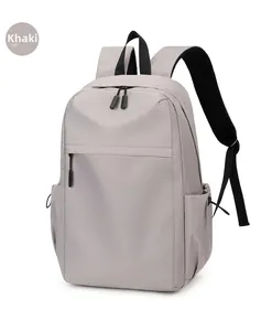 Detailansicht des khakifarbenen Rucksacks mit Doppelreißverschlüssen und Vordertasche