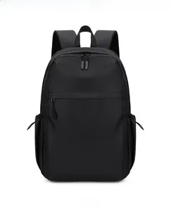 Vorderansicht schwarzer Schülerrucksack mit mehreren Taschen und robusten Reißverschlüssen