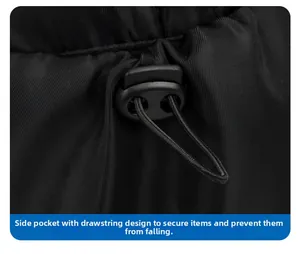 Detail der schwarzen Rucksack-Seitentasche mit verstellbarem Kordelzug-Verschluss