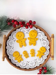 Formine per biscotti pan di zenzero in varie misure con decorazioni natalizie festose