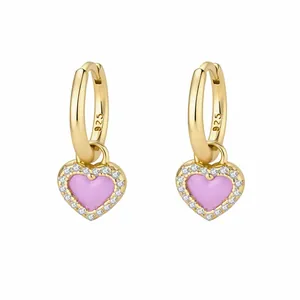 Boucles d'oreilles cœur en argent 925 doré avec émail violet et accents de zircone