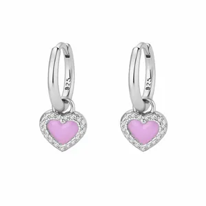 Détail du poinçon argent 925 sur boucles d'oreilles cœur avec émail rose et zircons