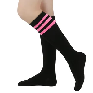 Chaussettes montantes noires pour femmes avec trois rayures roses style sport collège