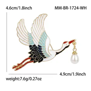 Dettagli della spilla gru con dimensioni 4,6cm x 4,9cm e un peso totale di 7,6g
