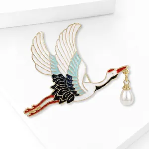 Elegante spilla a forma di gru in lega d'oro con smalto bianco e ciondolo di perla