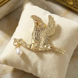 Spilla gru elegante in lega dorata con ciondolo a perla bianca e chiusura a spilla sicura