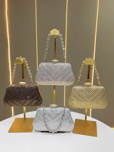 Dettaglio di borse da sera di lusso con strass in finiture oro, argento e nero